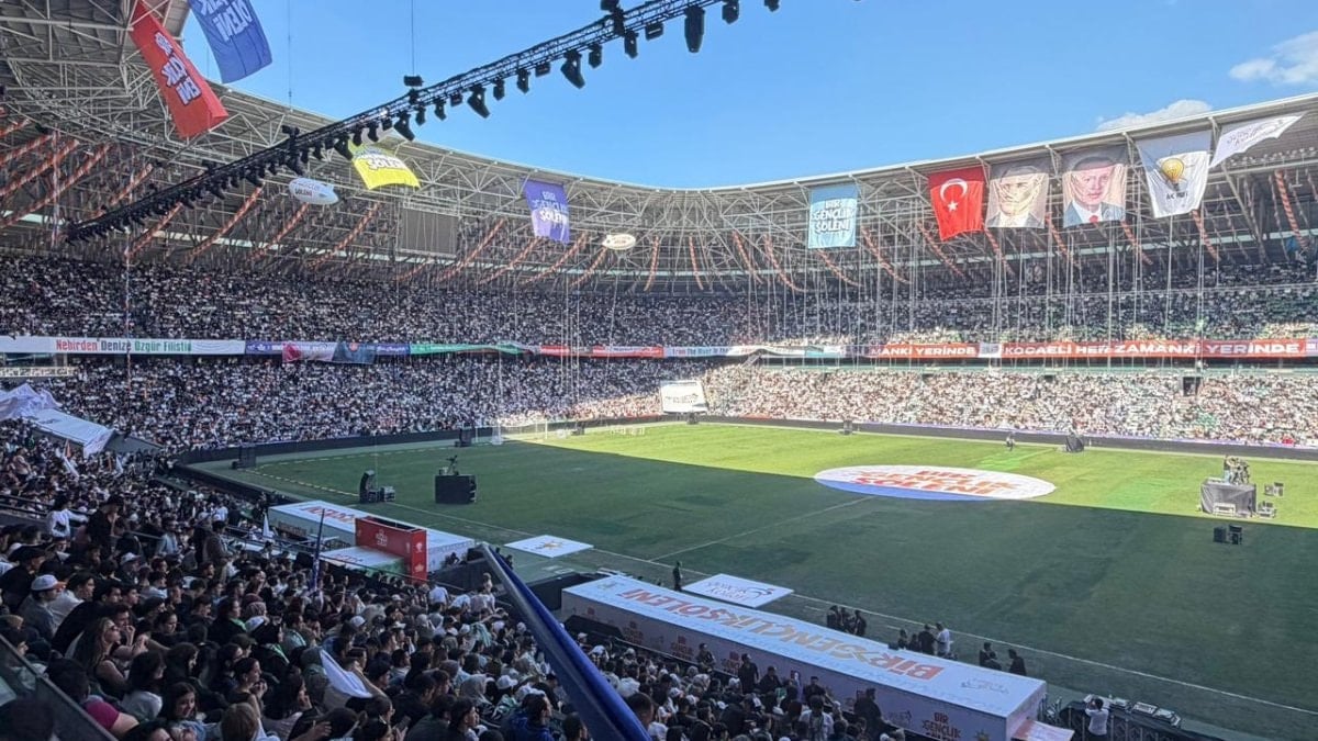 AK Parti Gençlik Kolları Kocaeli'de: Stadyum erkenden tıklım tıklım doldu
