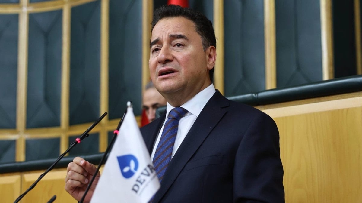 Ali Babacan'dan CHP'ye rozet eleştirisi