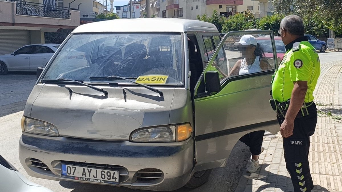 Antalya'da aracının önüne 'basın' yazısı koyan sürücüye sahtecilikten işlem