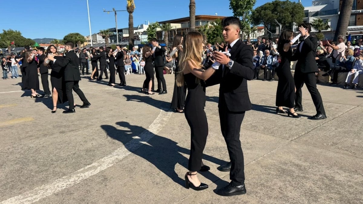 Balıkesir'de liseliler 19 Mayıs'ı vals gösterisiyle kutladı