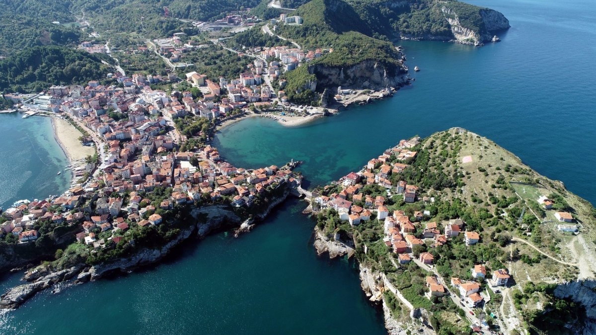 Bartın'ın 6 bin 600 nüfuslu Amasra ilçesine bayramda 500 bin turist bekleniyor