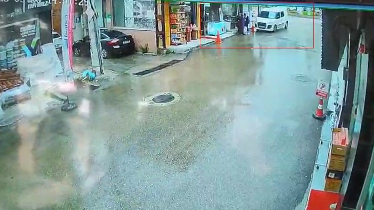 Bursa'da kamyonet yaraların arasına daldı