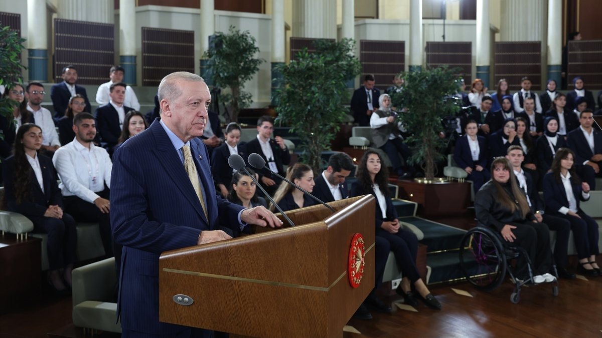 Cumhurbaşkanı Erdoğan, gençler ve milli sporcularla buluştu