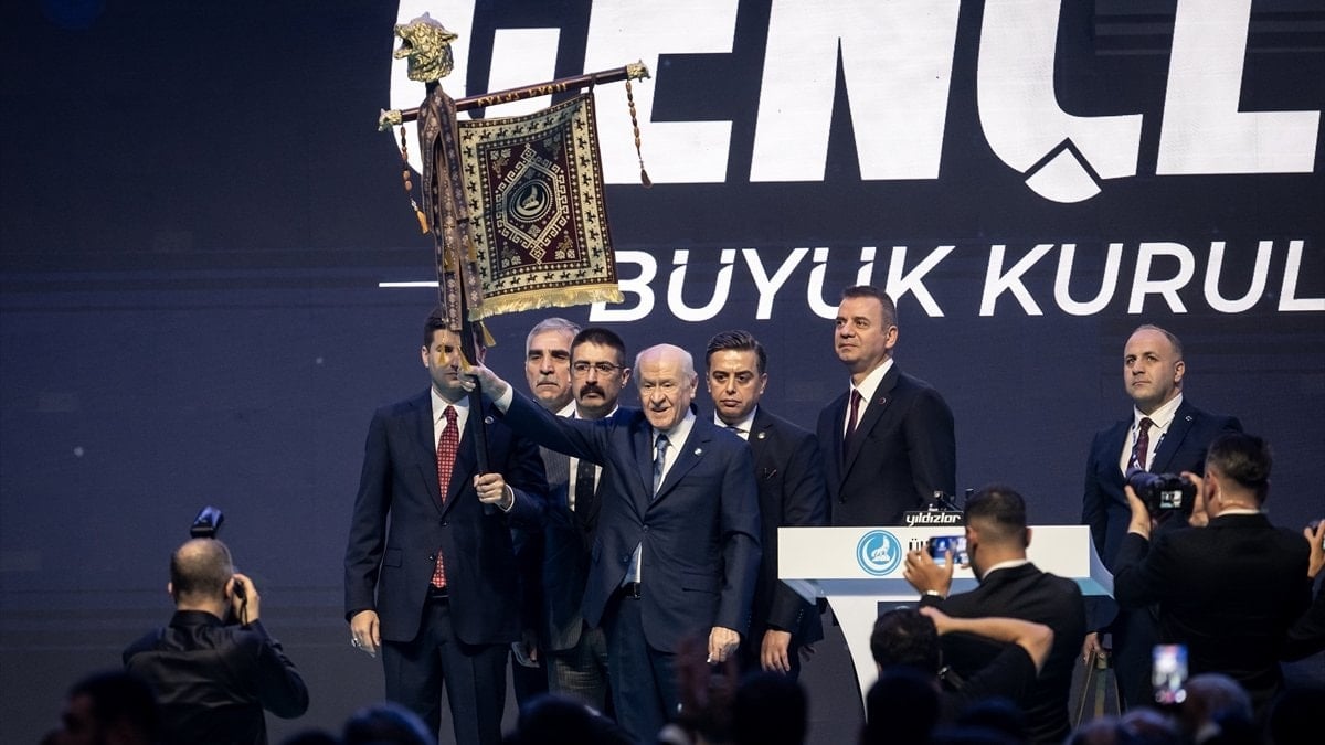 Devlet Bahçeli'ye verilen altın kurt başlı tuğun anlamı