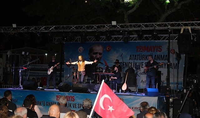 Dikili'de, 19 Mayıs coşkusu meydanlara taştı