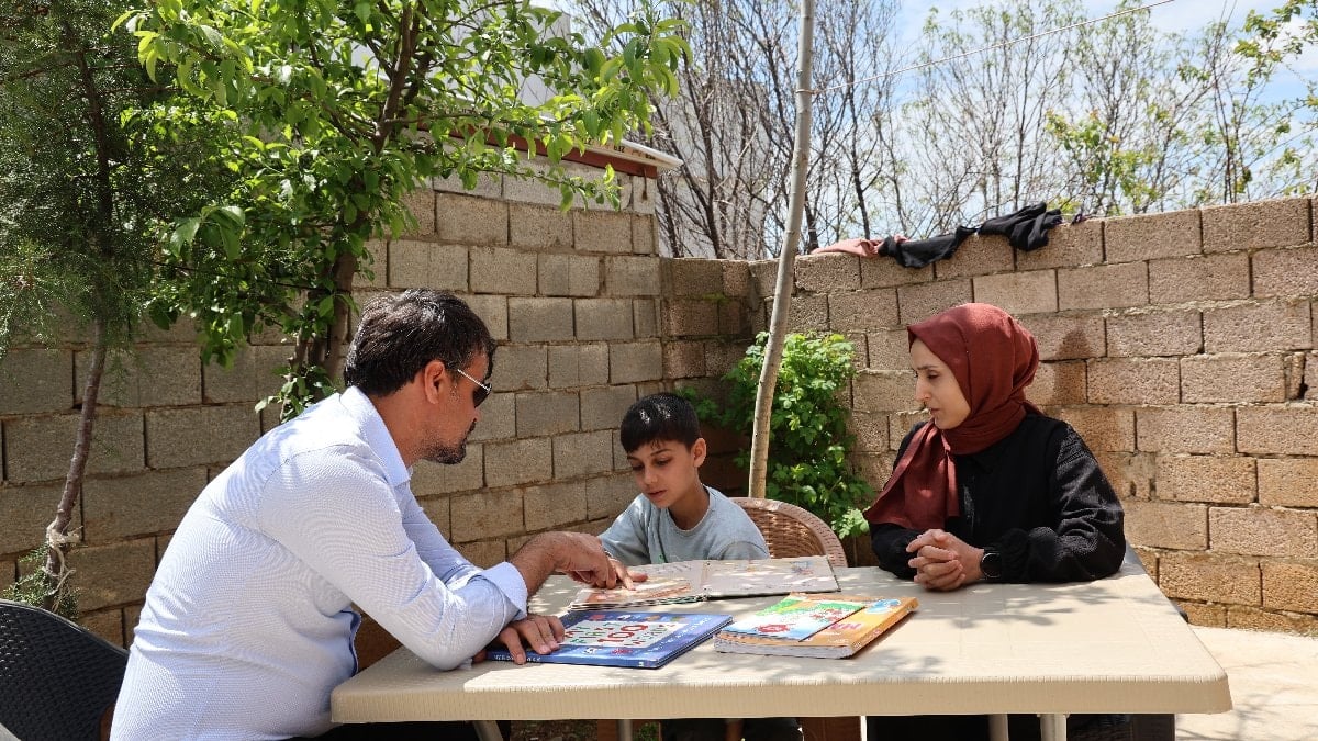 Diyarbakır'da özel ihtiyaçlı Zeynel, yalnız bırakılmıyor