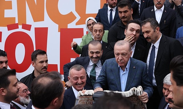 Erdoğan'a forma imzalattı