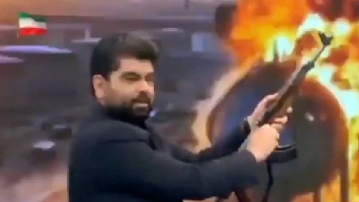 İran televizyonu, olası ABD saldırısına karşı halka silah eğitimi veriyor