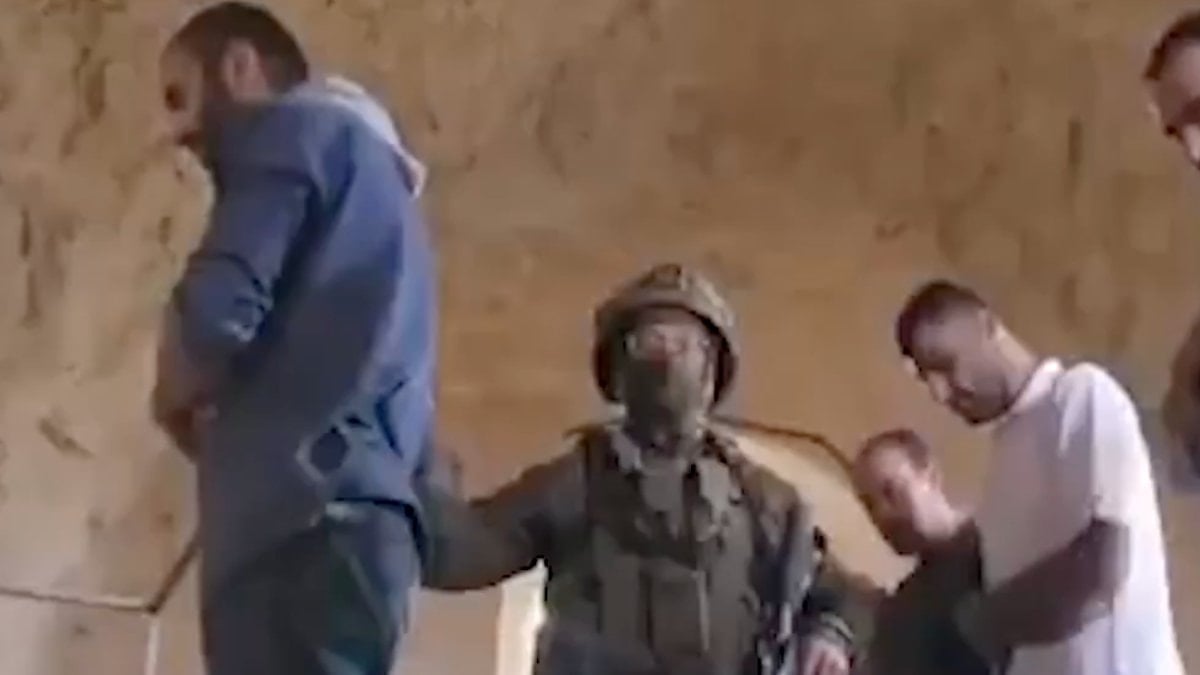 İsrail askerleri namaz kılan Filistinlileri engellemeye çalıştı