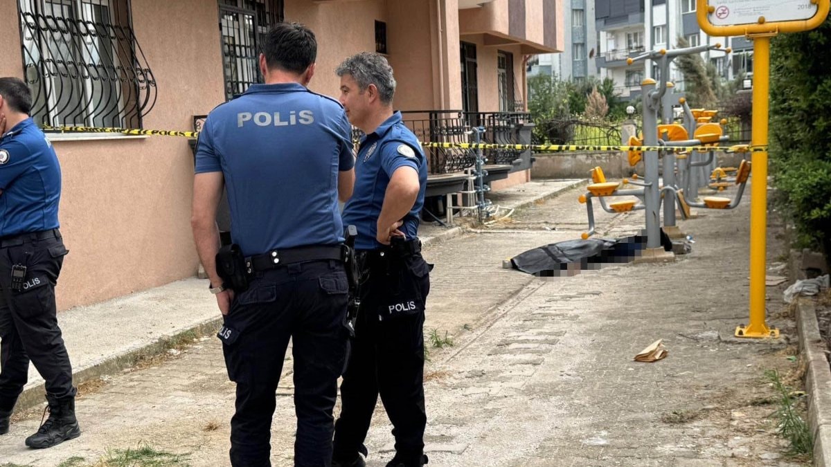 İzmir'de cam silerken 4'üncü kattan düşen adam yaşamını yitirdi