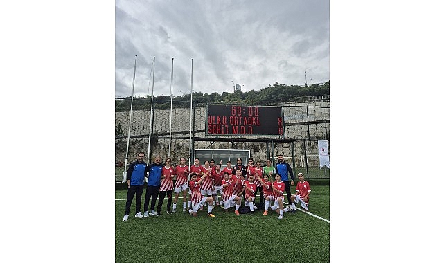 İzmirli Kız Futbol Takımı Türkiye Şampiyonu Oldu
