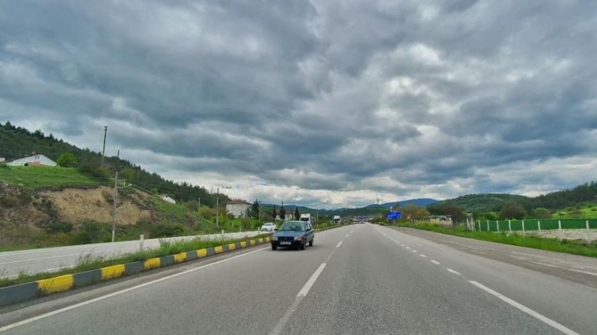 Karabük'te trafikte tehlikeli anlar: Ters yönde giden sürücü kamerada