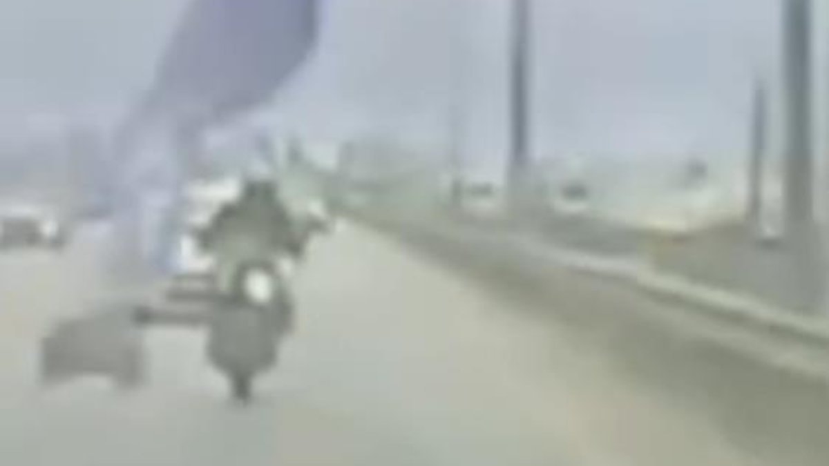 Kocaeli'de tehlikeli anlar: Köprüden sarkan afiş motosikletliyi savurdu