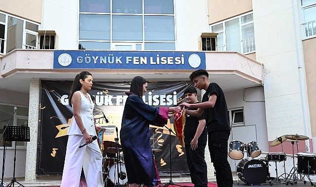 Öğrencilerin mezuniyet sevinci