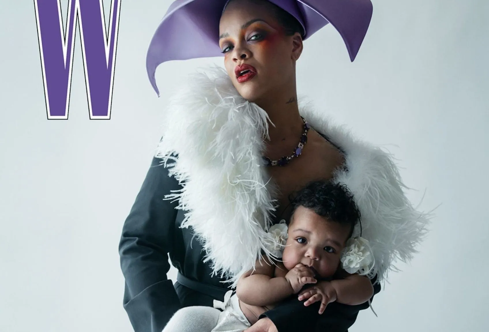 Rihanna Kızı Rocki’nin Yüzünü İlk Kez Dergi Kapağında Paylaştı