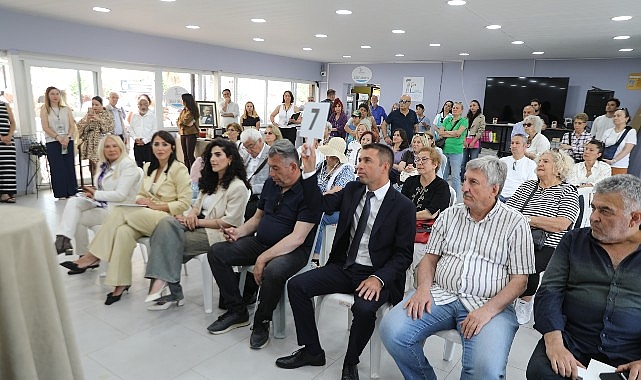 Seferihisar Belediyesi Üçüncü Yaş Üniversitesi'nin dönem sonu etkinliği, "Bir Çınar Bin Umut" temasıyla Sığacık Sosyal Tesisleri'nde yoğun katılımla gerçekleştirildi.