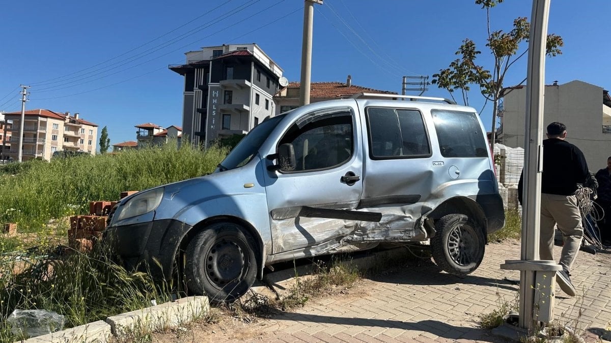 Uşak'ta zincirleme kaza: 4 kişi yaralandı, sürücü kaçtı