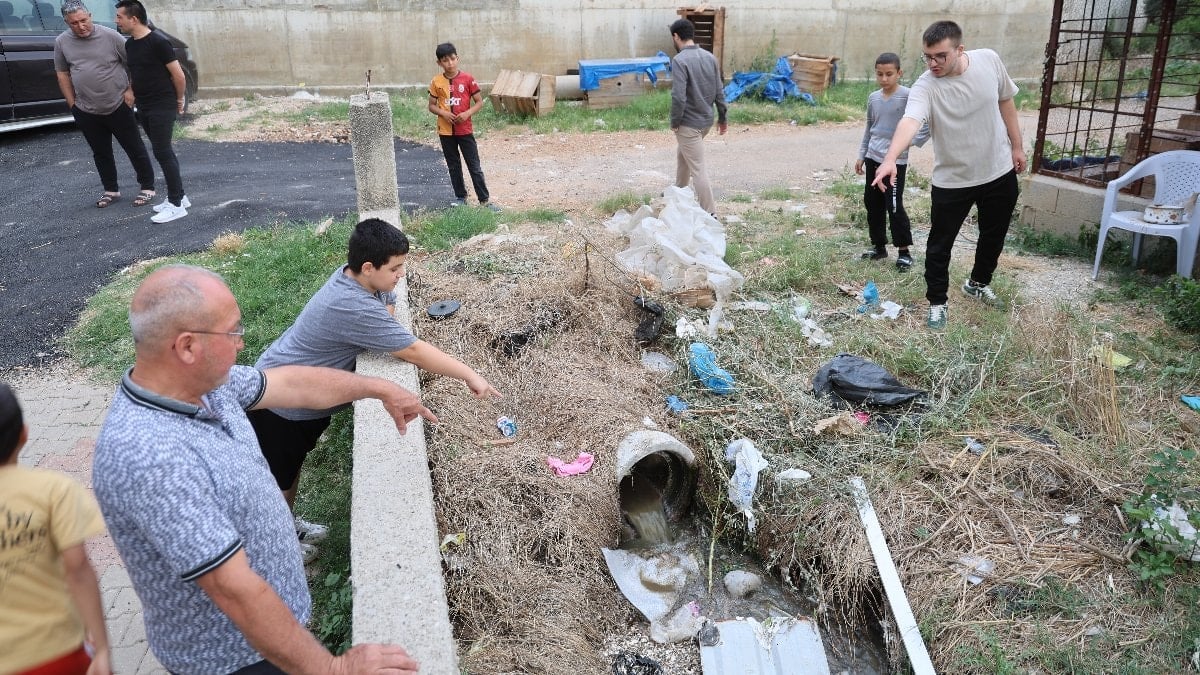Adana'da kanalizasyonu akarsuya bağladılar, mahalle sakinleri sokağa çıkamıyor