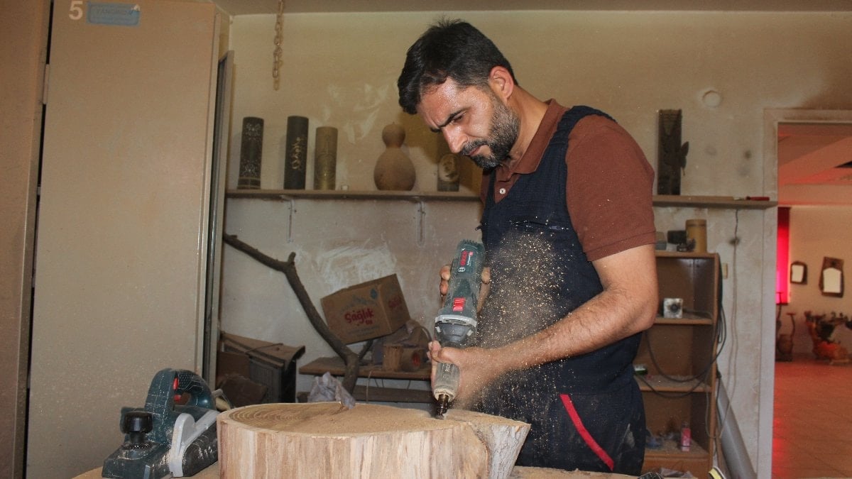 Aksaray'da atık odunları eşyaya dönüştürüyor