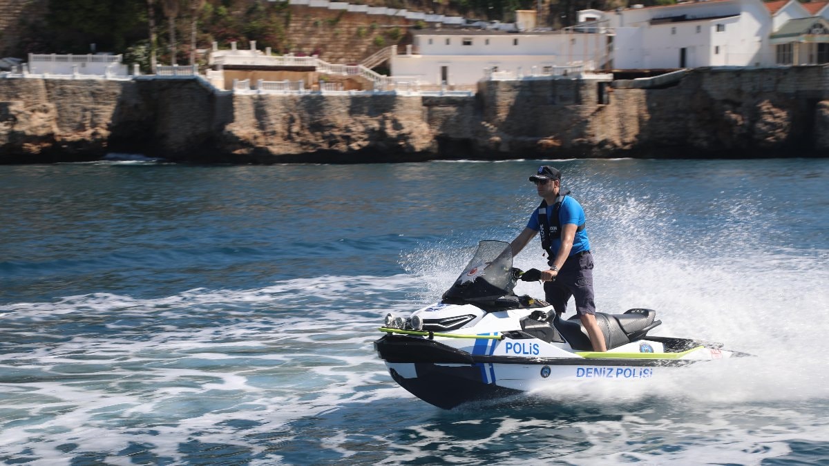 Antalya'da deniz polisi 24 saat görev başında