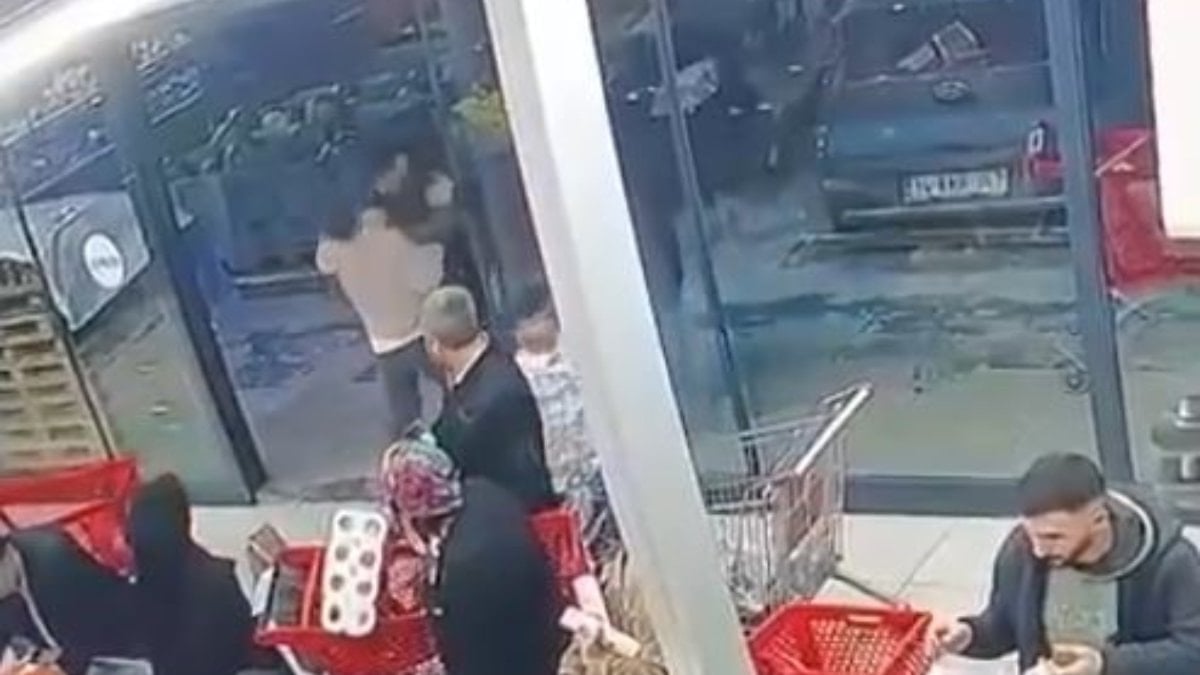 Arnavutköy'de dışarı çağırdığı market çalışanına kafa attı