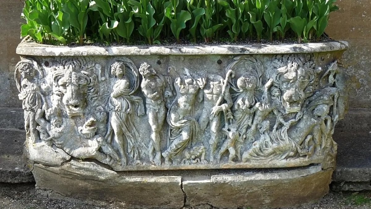 Bahçede 200 yıl boyunca saksı olarak kullanıldı, 1700 yıllık tarihi eser çıktı