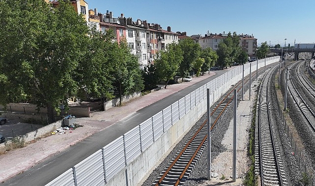 Başkan Altay, Banliyö Hattında Tren Kaynaklı Gürültüye Karşı Ses Bariyeri Yaptıklarını Açıkladı