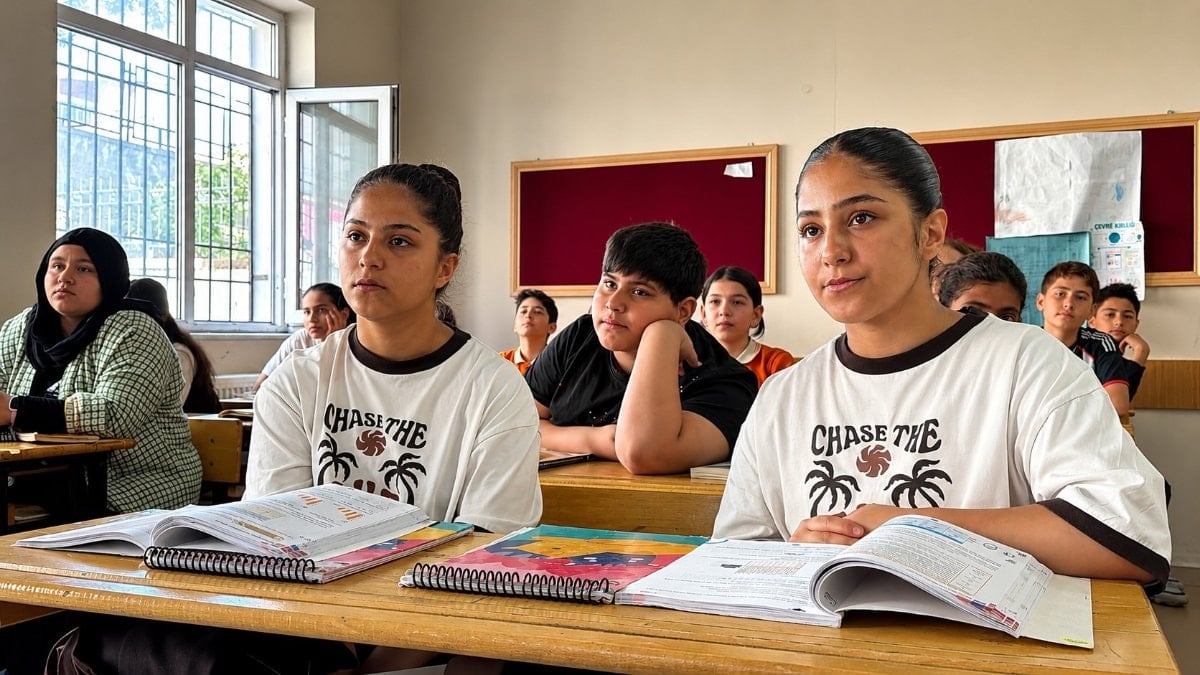 Bitlis'te ikiz kardeşler lisede de ayrılmak istemiyor
