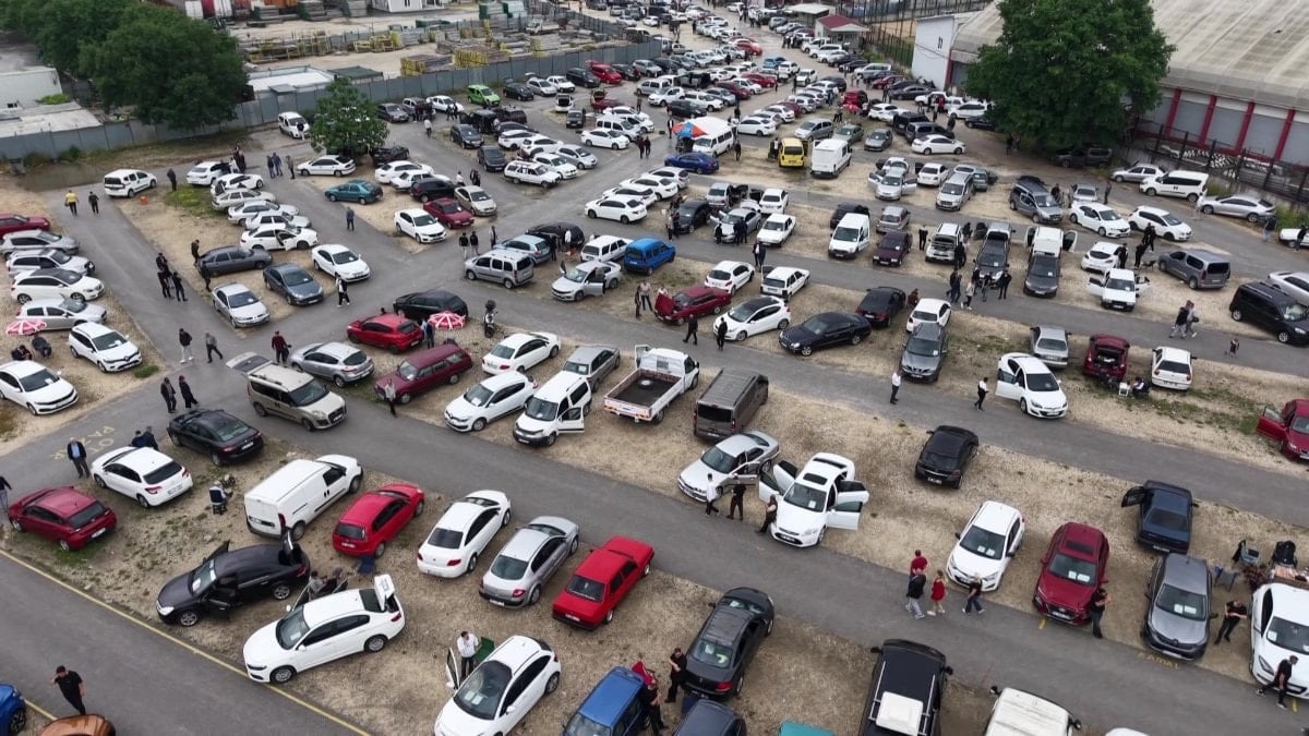 Bursa Oto Pazarı'nda bayram öncesi yoğunluk arttı: İkinci el satışları canlandı
