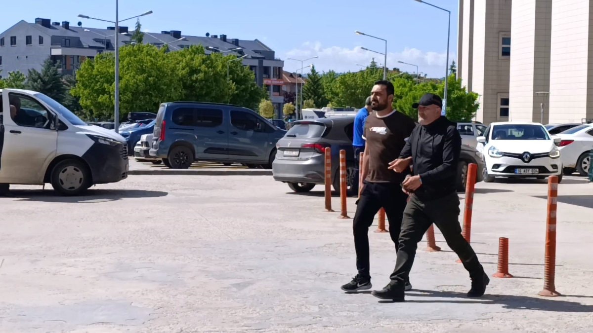 Bursa'da eski eşinin evine molotof atan şahıs yakalandı