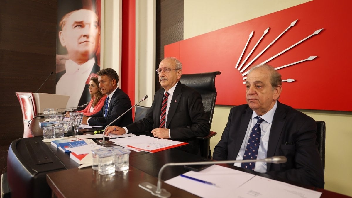 CHP'de Adnan Beker ve Ümit Dikbayır'a ihraç iddiası