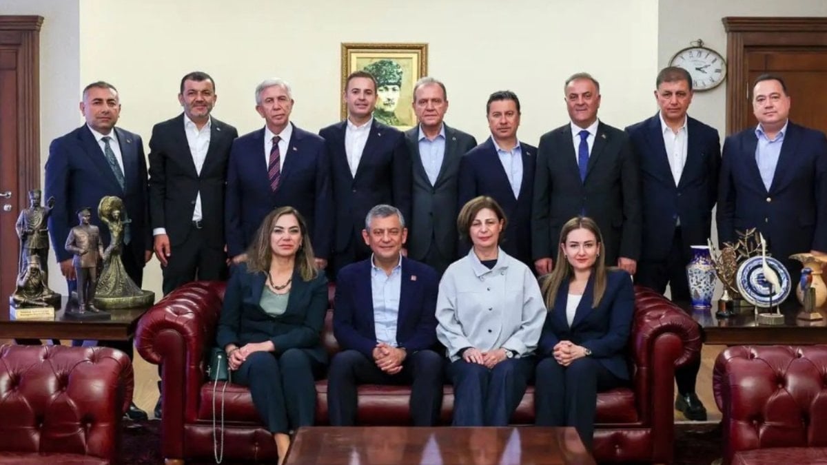 CHP'li Büyükşehir Belediye Başkanları'ndan, Özgür Özel'e destek açıklaması