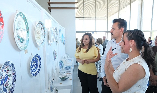Dikili'de sanat rüzgarı: 7'den 70'e tüm kursiyerler yıl sonu coşkusunda buluştu