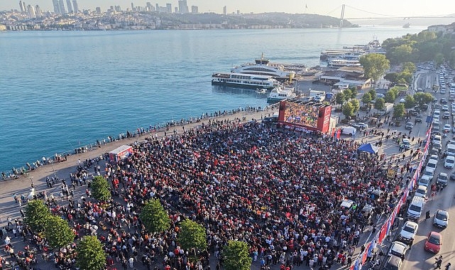 Dünya Kupası Coşkusu İstanbul'un Meydanlarına Taşındı