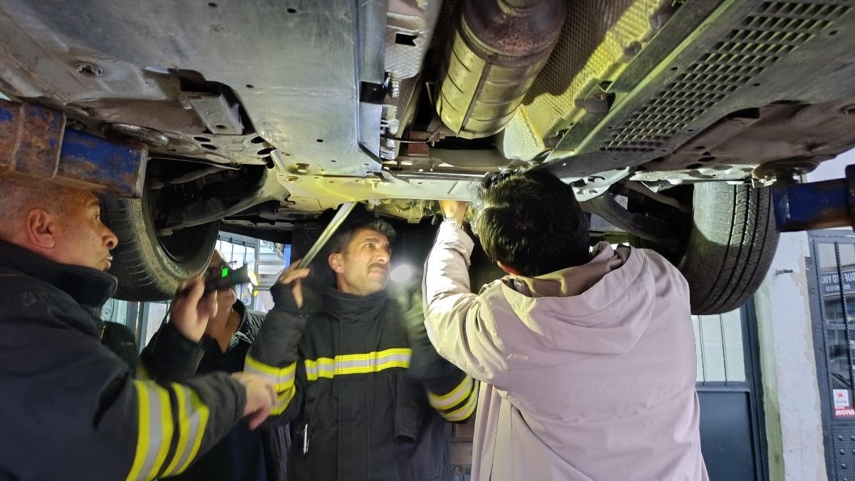 Erzincan'da aracın motor bölümüne giren kedi sanayide çıkarıldı