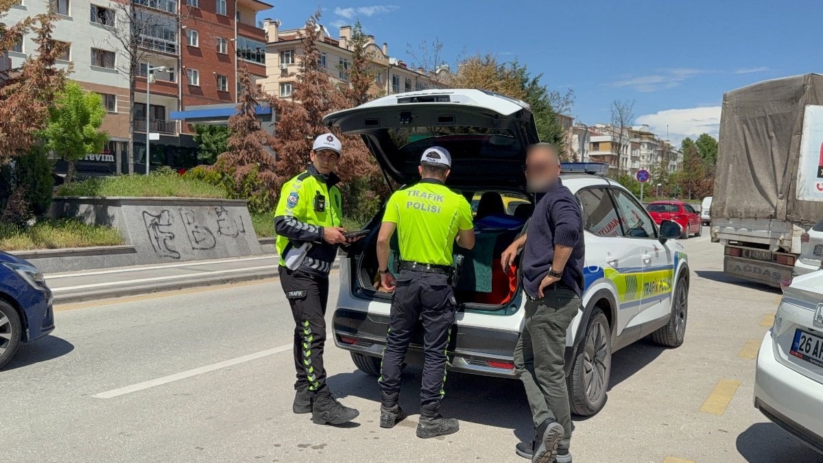Eskişehir'de ters yönden gelen eksik evraklı sürücüden polise ilginç tepki