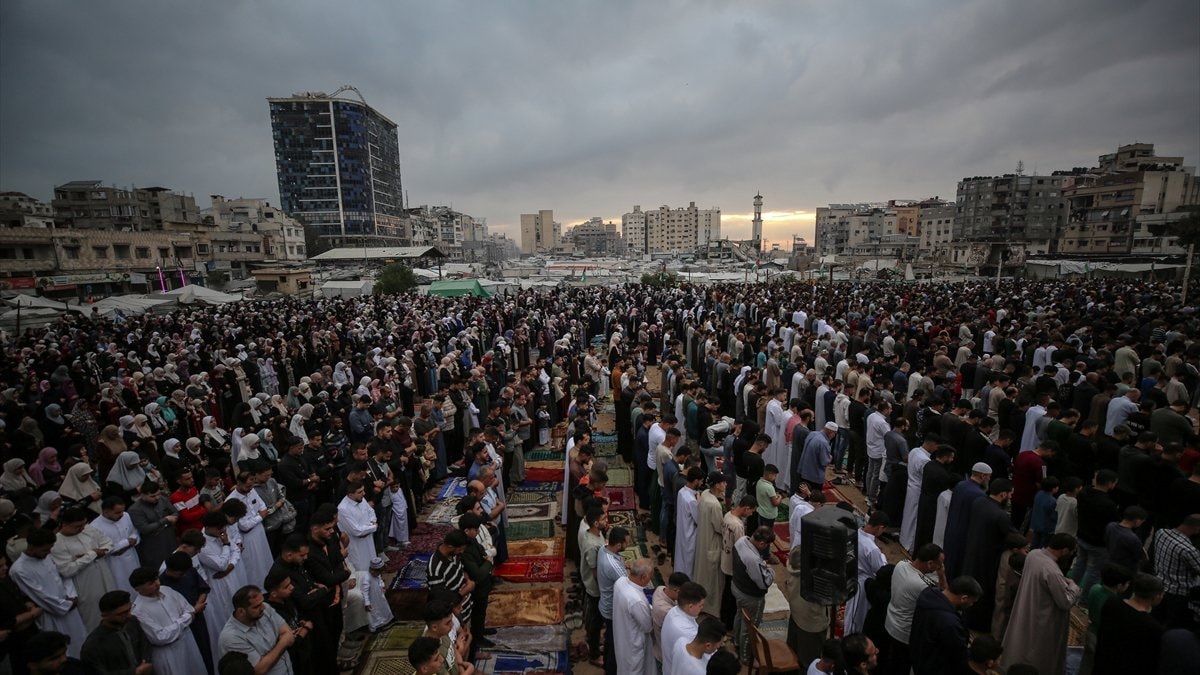 Gazze’de enkazların gölgesinde bayram: Filistinliler sokaklarda namaz kıldı