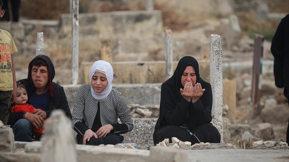 Gazze'de Kurban Bayramı namazı sonrası kabir ziyaretleri