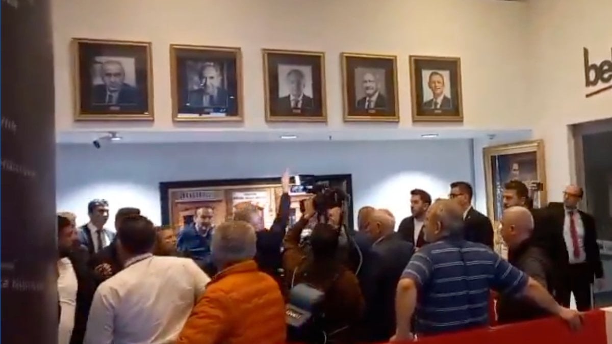 Genel Merkez'de Kılıçdaroğlu'nun resmini parçaladılar