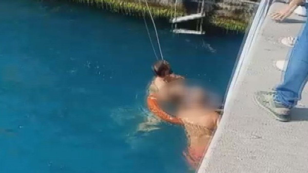 İstanbul'da denizde baygınlık geçirdi: Kadının kurtarılma anı kamerada