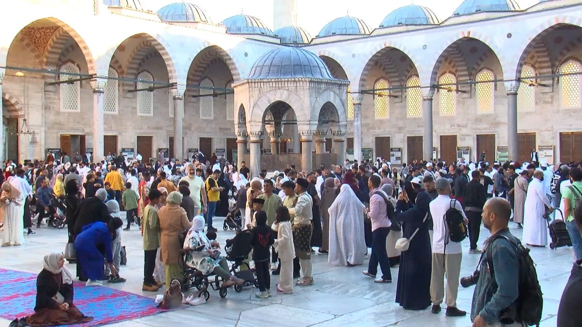 İstanbul'da Sultanahmet Camii'nde bayram yoğunluğu başladı