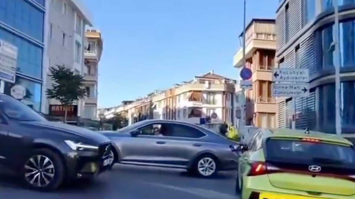 İstanbul'da üç kadın sürücünün inatlaşması trafiği felç etti