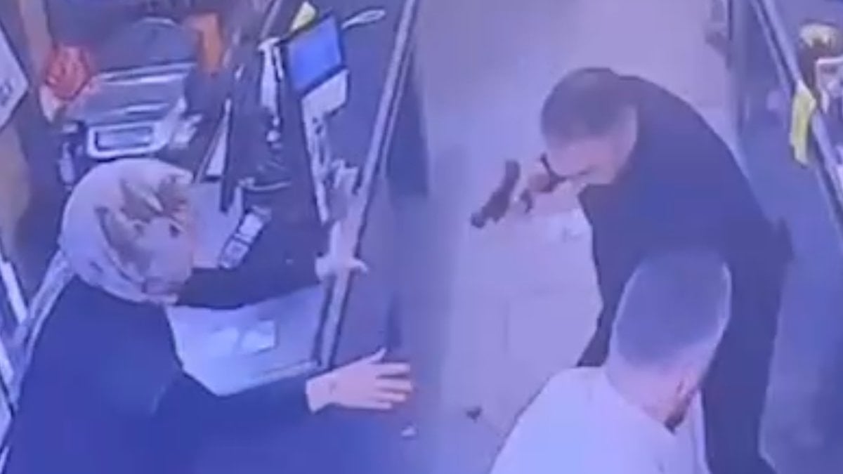 İstanbul'da ürün değiştirmesine izin verilmeyen kadın, kocasını çağırdı: Silahlı kavga çıktı