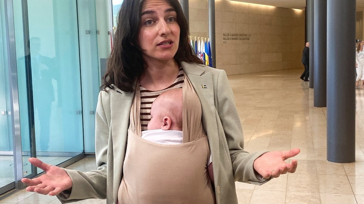 İsveçli bakan, AB zirvesine bebeğiyle birlikte katıldı