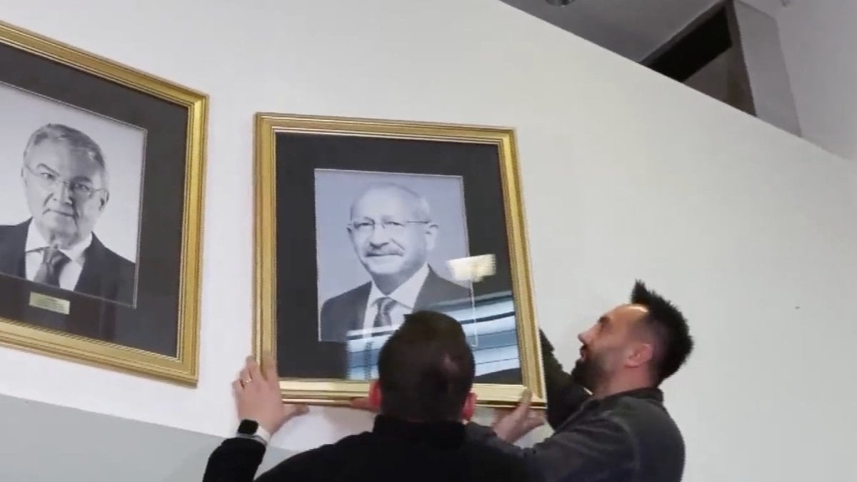 Kemal Kılıçdaroğlu'nun fotoğrafı yeniden CHP Genel Merkezi'ne asıldı