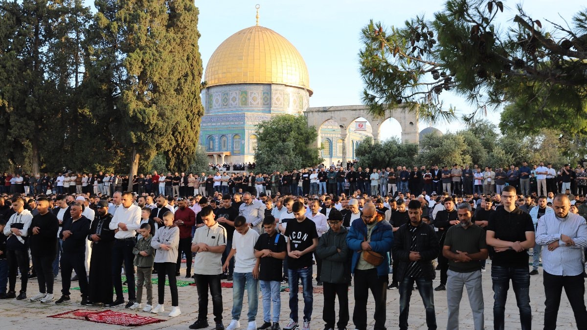 Mescid-i Aksa’da bayram namazı: 140 bin Müslüman aynı safta buluştu