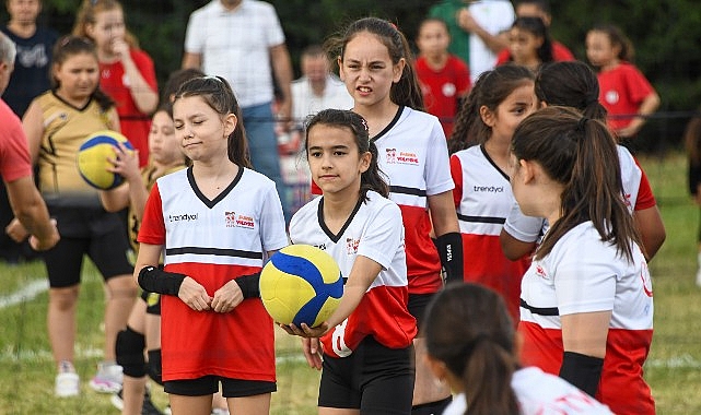 Mini Voleybol Şenliği'nde Çocuklar Madalyalarını Aldı