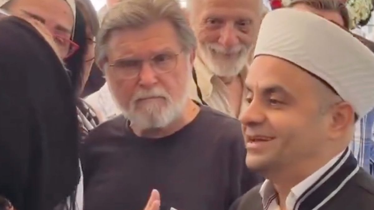 Modacı Zühal Yorgancıoğlu cenaze namazında saf tutma gerginliği