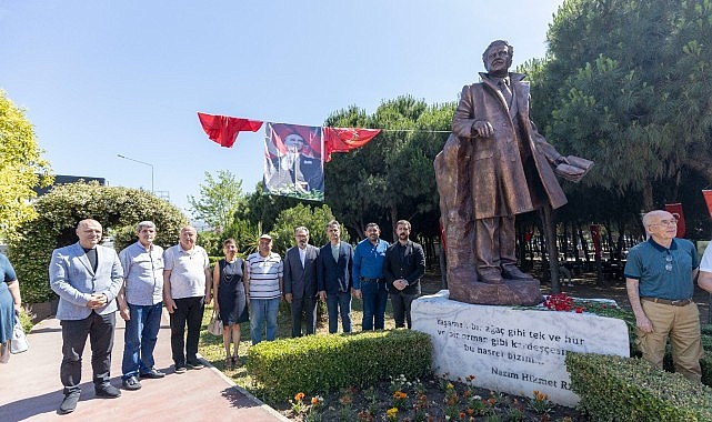 Nazım Hikmet Karşıyaka'da şiirleriyle anıldı