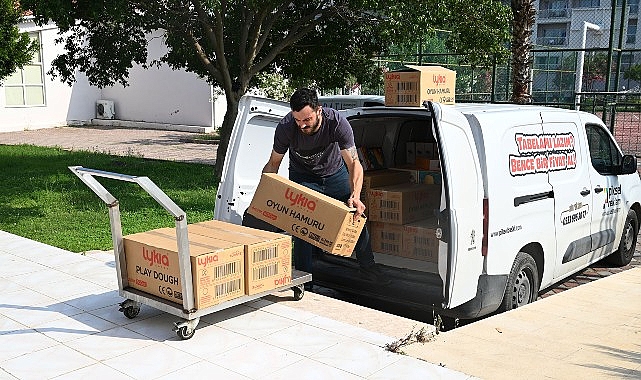 Öğrencilerin kırtasiye malzemeleri Kemer Belediyesi'nden